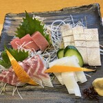 とり八 - 造り盛合せ１８００円。中とろ、鰤、鯛、イカ。イカが一番良かったです(^｡^)。他は脂がキツく。。