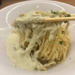 左とう - 混ぜる前の麵リフト