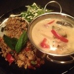 a peace - 店主がつくる週替わりカレー。本格的な味わい！