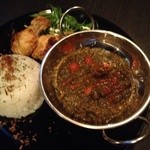 a peace - 店主がつくる週替わりカレー。レンコンとほうれん草のキーマカレー。