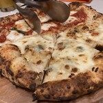 トラットリア・ポンテ 奈良 - 天日干しトマトのマルゲリータ、クワトロフォルマッジ　奈良漬け&あまづらせんのハーフ&ハーフ