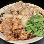 豚風。 - 限定『旗の台BLACK』（1,350円）＋燻製うずら（150円）＋ほぐし豚キムチ（150円）＋ショウガ（50円）、ニンニクコール