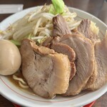 ラーメン さとら - らーめん（1,000円）＋ぶた増し（300円）＋味付け玉子（100円）、ニンニクコール