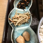 小鍋立て専門 なべしろ - 日替わりの小鉢も手抜き無し