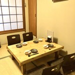 小鍋立て専門 なべしろ - 奥には8名まで入れるお座敷あり〼