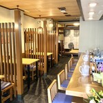 小鍋立て専門 なべしろ - カウンター席とテーブル席