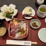 鮨政庭 - ちらし丼ランチ1500円、サラダ•茶碗蒸し300円