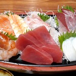 鮮活 喰で!! - まぐろ、イカ刺し、はまち、鯛、ボイルエビ、ウニ、サーモン、生エビ‥