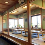 そば処 倉乃  - 明るい店内の小上がり