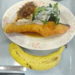 カルフール - メイン皿(塩鮭)とバナナ☆