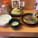 みや田 - 料理写真:そうこうしてると注文したハンバーグランチ８５０円の出来上がりです。