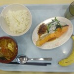 カルフール - 塩鮭定食(小鉢としてバナナ)