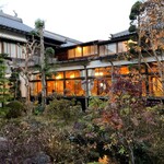 旅館花屋 - 中庭から本館