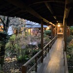 旅館花屋 - 幽玄な夜の渡り廊下を散策