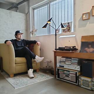 高崎恵太郎。勤続13年の寡黙な肉職人(接客も優秀です）店主。