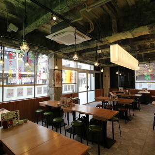 新しいけどどこか懐かしい、居心地良い店内。