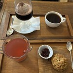 香豆珈琲 - 手間が私、ピンクレモネード 550円 スコーン（プレーン） 250円 奥がお姉様、ハウスブレンド（noco）700円 珈琲ゼリー（カカオマロン）700円！