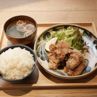 定食が楽しめるランチタイムはご飯やお味噌汁のおかわり自由！