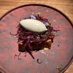 Yumanite - デザートのリンゴのミルフィーユ。花びらでお化粧してあります。花も美味しい