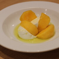 季節のフルーツとモッツアレラ