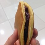 うさぎや 本店 - 横からも見える、あんこたっぷり！が嬉しい♪