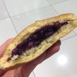 うさぎや 本店 - この写真だとあまりあんこ大目に見えませんが、実際はけっこうボリュームがあります。