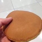 うさぎや 本店 - どら焼き210円。上野うさぎやさんより、少し大振りです。