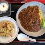 中国かっぽう 大岩 - 「ジャージャー麺 ハーフ炒飯 杏仁豆腐(750 250 250円)」。ジャージャー麺は肉味噌が優しい味わいで、本場の塩辛さでも日本風の甘辛さでも無いんだけど、コレはコレで悪くないです。