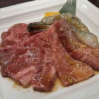 游玄亭 新宿 - 2024.12.03 (火)    ミックスランチ（赤身ロース焼、カルビ焼、エビ焼）　4200円（税込）