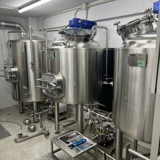 自社オリジナルクラフトビールと国内/世界のビール30種類以上