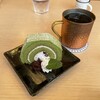 喫茶 ラクーン - 抹茶のロールケーキとアイスコーヒー。美味し。