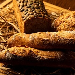 リピーター多数、名物料理の数々。毎日焼き上げる自家製パンも◎