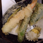 Sobadokorosekiya - 季節天ぷらと十割そば ざる(¥1,380)の天ぷら