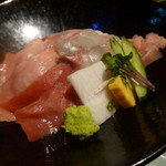 近畿大学水産研究所 - さすが養殖、脂のノリが良くスッキリとした味わいの海鮮丼