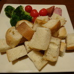 一瑳 - チーズフォンジュ用のパンとソーセージに野菜