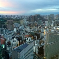 美寿思 - 午後７時前、テーブル個室からの眺め．．．遠くに皇居の屋根が望めます。