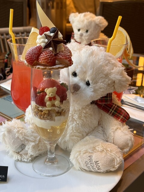 テラス席でくまさんのパフェ』by kirakira.t : ザ ストリングス表参道