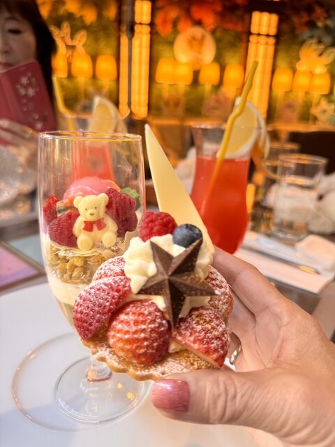 テラス席でくまさんのパフェ』by kirakira.t : ザ ストリングス表参道