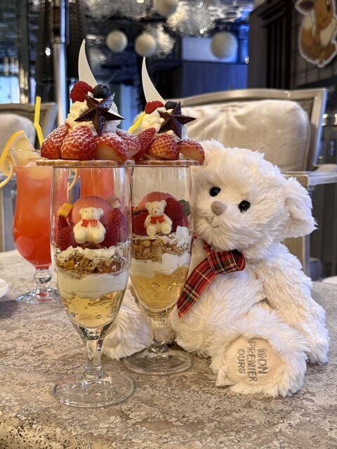 テラス席でくまさんのパフェ』by kirakira.t : ザ ストリングス表参道