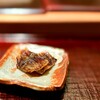 鮨みなと - メヒカリの炙り。 小さな魚のメヒカリの一夜干しを炙って。 見た目、ショボいですが、いえいえ、なんとこれが本日の逸品となりました。 薄羽の儚さ、トンボの羽のような繊細なパリパリ感。 小さいながらもしっとりとした白身。 上品な脂が炙られて香しいのです。 めちゃくちゃ旨い。