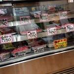 丸重商店 - 日によって手作りハンバーグや鶏つくね、豚とピーマンと人参、などもあり♬