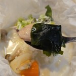 キッチン ブルー グローブ - チキンにワカメを乗せて