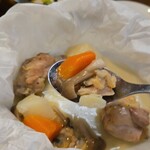 キッチン ブルー グローブ - チキンと野菜とスープ