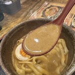 うどん 四方吉 - 【2024.12.3(火)】豚カレーうどん（並盛・350g）のスープ