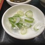 うどん 四方吉 - 【2024.12.3(火)】豚カレーうどん（並盛・350g）＋ミニ天丼1,380円の薬味