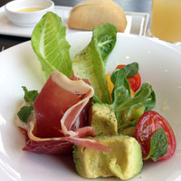 THE COSMOPOLITAN GRILL BAR TERRACE - スプリングフルーツのコブサラダ