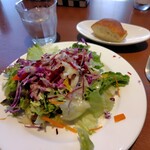 CASA CARINO - パスタA1300円。焼明太子とホウレン草、レンコンのトマトクリームパスタ。自家製パン、コーヒー付
