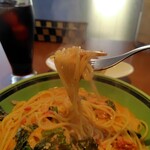 CASA CARINO - パスタA1300円。焼明太子とホウレン草、レンコンのトマトクリームパスタ。自家製パン、コーヒー付