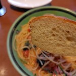 CASA CARINO - パスタA1300円。焼明太子とホウレン草、レンコンのトマトクリームパスタ。自家製パン、コーヒー付