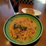 CASA CARINO - パスタA1300円。焼明太子とホウレン草、レンコンのトマトクリームパスタ。自家製パン、コーヒー付
